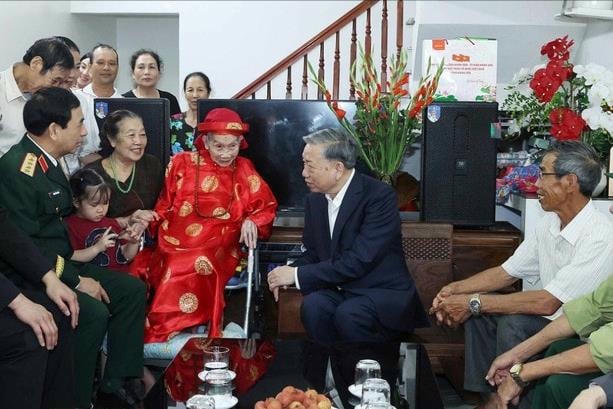 tong-bi-thu-tham-tang-qua-me-liet-si-pham-thi-cuong-8124959(1).jpg