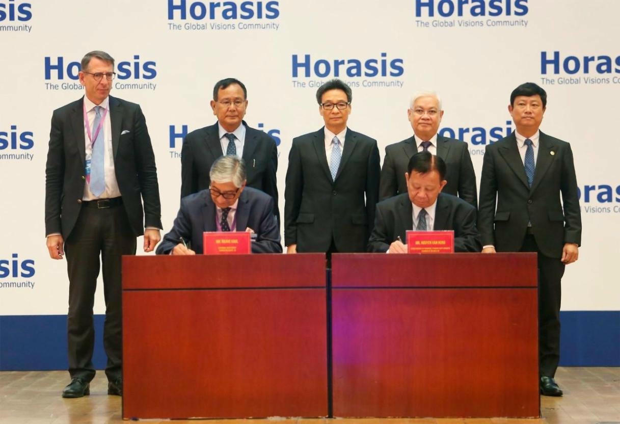 Đại biểu thực hiện nghi thức khai mạc Diễn đàn Hợp tác kinh tế Horasis Ấn Độ năm 2022.
