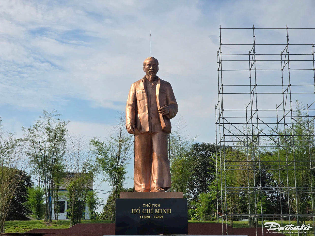 Bức tượng được chế tác theo công nghệ ép thủy lực hiện đại. Trong đó, phần đế tượng cao 0,4m, bệ tượng cao 2,25m, còn phần thân tượng Bác cao 7,9m. Vị trí đặt tượng là tại sân vận động Làng Sen – nơi từng ghi dấu ấn sâu đậm trong hai lần Bác Hồ về thăm quê và nói chuyện với cán bộ, nhân dân địa phương. Ảnh: ĐB
