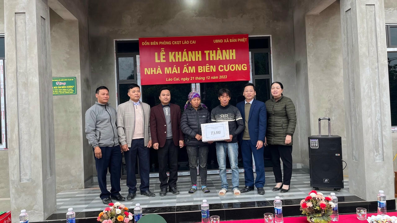 cap-uy-chinh-quyen-dia-phuong-xa-ban-phiet-tang-qua-cho-gia-dinh-anh-ly-seo-ho.jpg