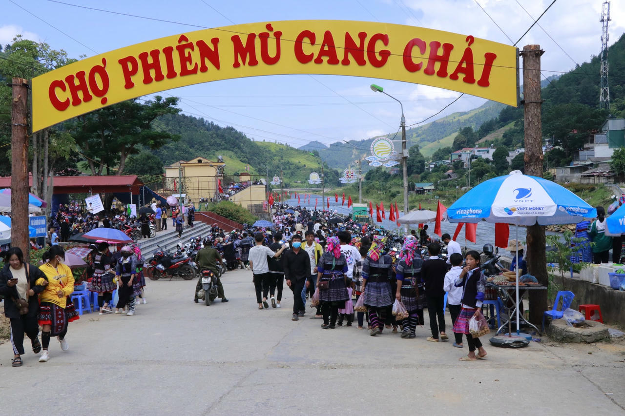 Mù Cang Chải những ngày này đông vui hơn, với cờ hoa rực rỡ