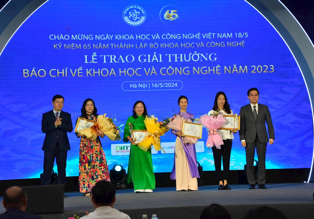 Nhóm tác giả đạt giải Nhất.