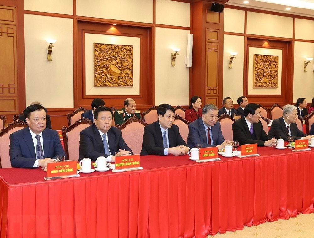 Các lãnh đạo, nguyên lãnh đạo Đảng và Nhà nước dự chúc Tết. (Ảnh: Trí Dũng/TTXVN) ttxvn_tong bi thu chuc tet 6.jpg