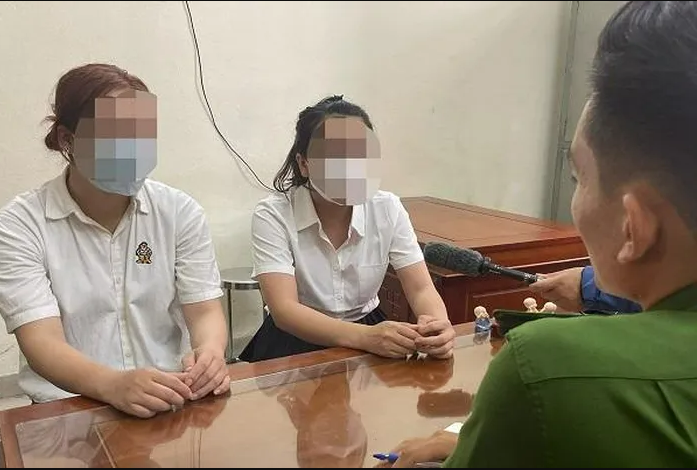 Hai cô gái trình báo tin giả với cơ quan công an. Ảnh: CA