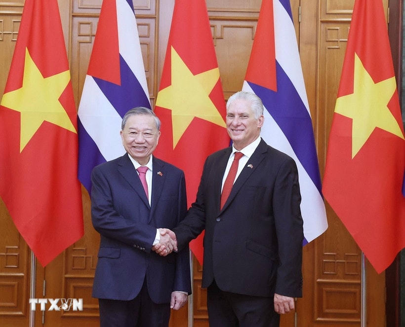 Tổng Bí thư Tô Lâm và Bí thư thứ Nhất Đảng Cộng sản Cuba, Chủ tịch nước Cuba Miguel Díaz-Canel Bermúdez chụp ảnh chung. (Ảnh: Thống Nhất/TTXVN)