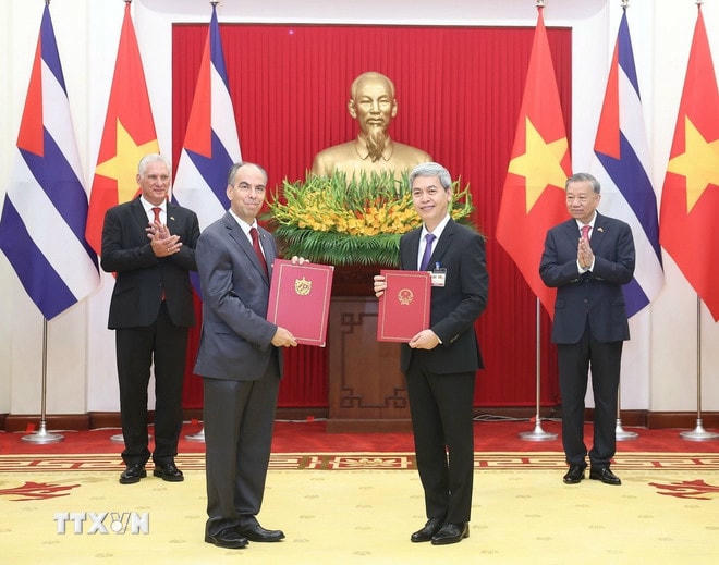 Tổng Bí thư Tô Lâm và Bí thư thứ Nhất, Chủ tịch nước Cuba Miguel Díaz-Canel Bermúdez chứng kiến Lễ trao Biên bản Ghi nhớ về hợp tác trong lĩnh vực lưu trữ và quản lý tài liệu giữa Cục lưu trữ (Bộ Nội vụ, Việt Nam) và Cục lưu trữ Nhà nước (Cộng hòa Cuba). (Ảnh: Thống Nhất/TTXVN) ttxvn-0109-van-kien-hop-tac-viet-nam-cuba-1.jpg