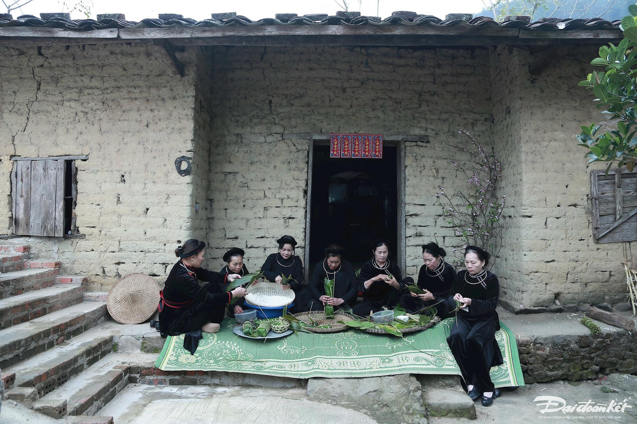 W_nhung-nguoi-phu-nu-tay-tap-trung-goi-banh-chung-tet.jpg