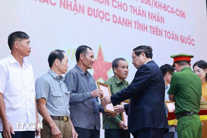 Thủ tướng Phạm Minh Chính trao thông báo kết quả giám định ADN hài cốt liệt sỹ cho đại diện gia đình liệt sỹ. (Ảnh: Dương Giang/TTXVN) ttxvn-thu-tuong3.jpg