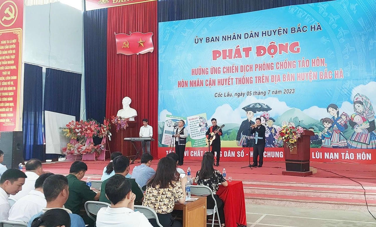 image.daidoanket.vn-images-upload-hangnt-10062023-_huyen-bac-ha-phat-dong-chien-dich-phong-chong-tao-hon-va-hon-nhan-can-huyet-thong-tren-dia-ban.jpg