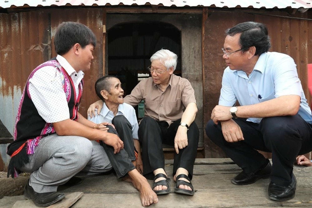 Tổng Bí thư Nguyễn Phú Trọng thăm gia đình thương binh Đinh Phi, hộ gia đình chính sách có hoàn cảnh đặc biệt khó khăn ở làng Tung Ke 2, xã Ayun, huyện Chư Sê, tỉnh Gia Lai, chiều 12/4/2017. (Ảnh: Trí Dũng/TTXVN) tong_bi_thu_nguyen_phu_trong_1907-3.jpg