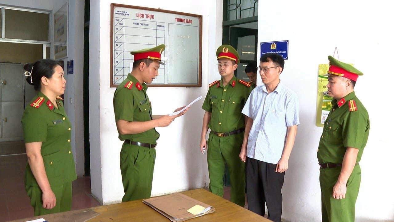 Cơ quan Cảnh sát điều tra Công an tỉnh Phú Thọ thi hành lệnh giữ người trong trường hợp khẩn cấp đối với Nông Đức Di - Phó Giám đốc Sở Tài nguyên và Môi trường tỉnh Bắc Kạn. Ảnh: Công an tỉnh Phú Thọ.