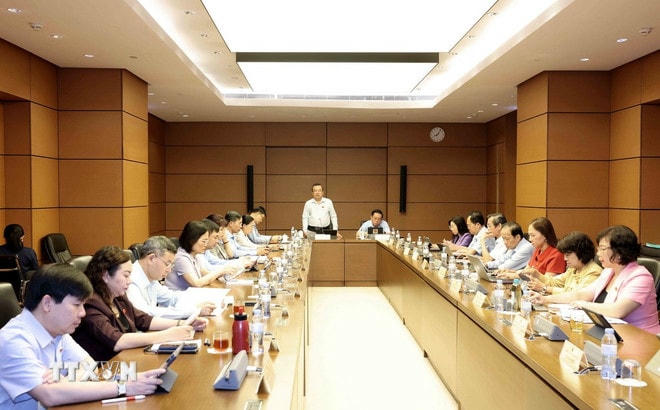 Đoàn đại biểu Quốc hội các tỉnh Hòa Bình, Tây Ninh, Bến Tre thảo luận ở tổ. (Ảnh: Phương Hoa/TTXVN) ttxvn-hop-quoc-hoi-4.jpg