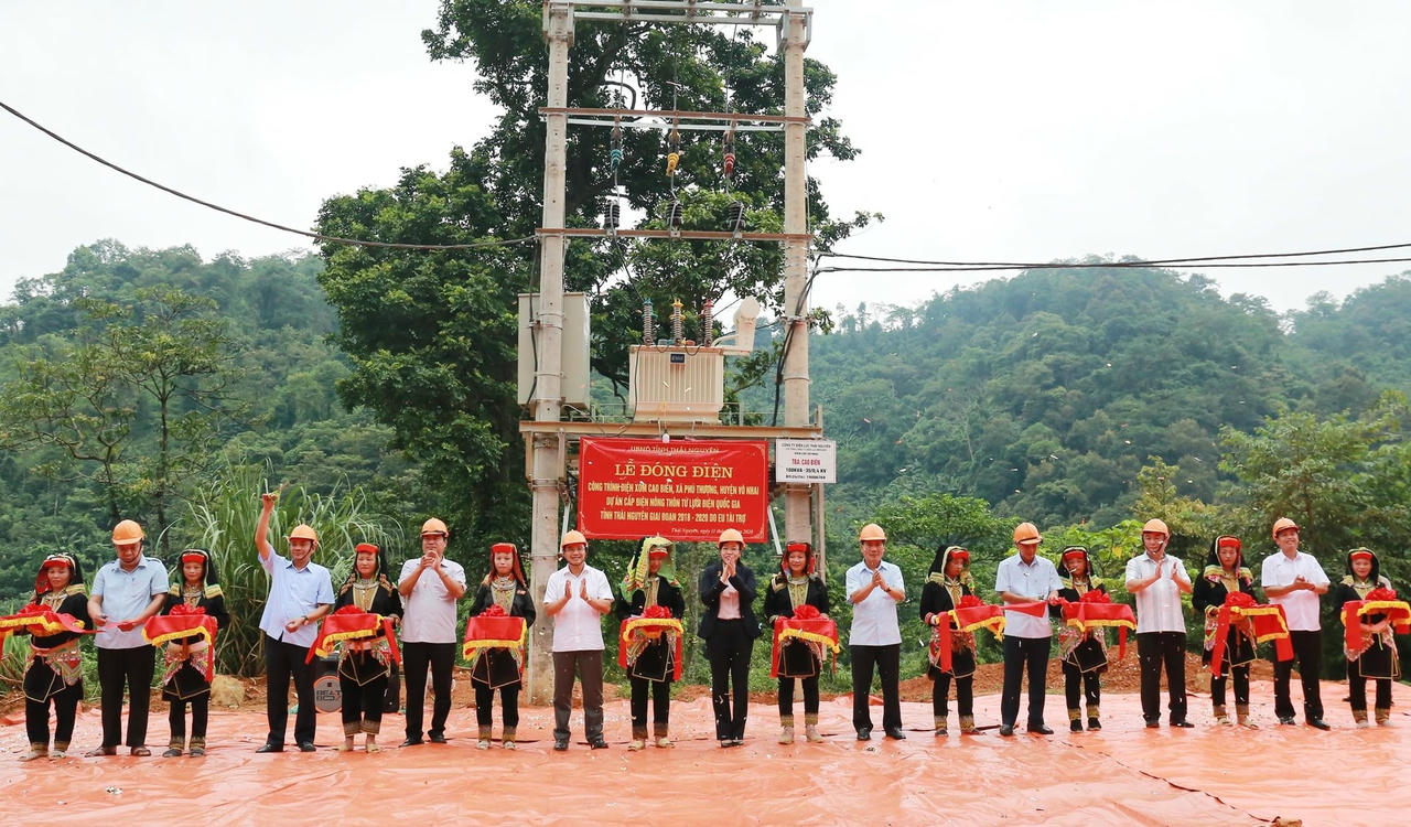 khanh-thanh-cong-trinh-dien-xom-cao-bien-xa-phu-thuong-huyen-vo-nhai.jpg
