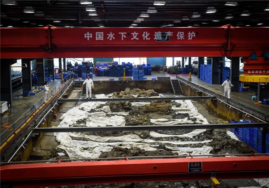 Xác con tàu Nam Hải cùng những món đồ tạo tác được trục vớt. Ảnh: China Daily.