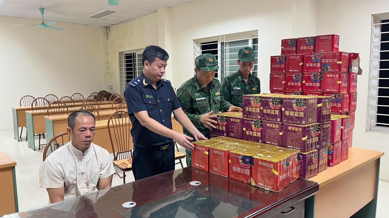 Lực lượng chức năng đang kiểm đếm tang vật. Ảnh: Trung Dũng