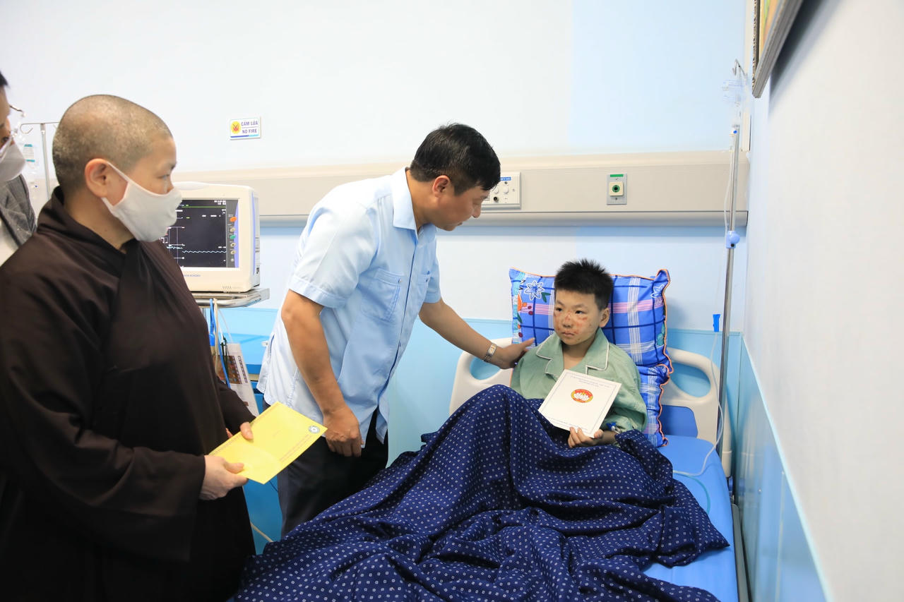 Lãnh đạo Mặt trận Hà Nội thăm hỏi, hỗ trợ nạn nhân trong vụ cháy chung cư mini.
