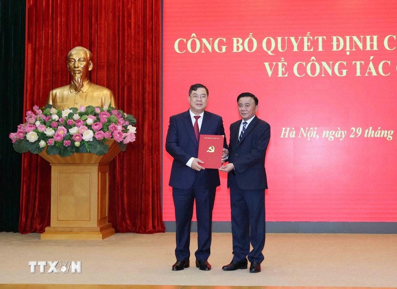 Ông Trần Cẩm Tú, Ủy viên Bộ Chính trị, Thường trực Ban Bí thư, trao Quyết định bổ nhiệm của Bộ Chính trị cho ông Phạm Gia Túc. (Ảnh: Phương Hoa/TTXVN)