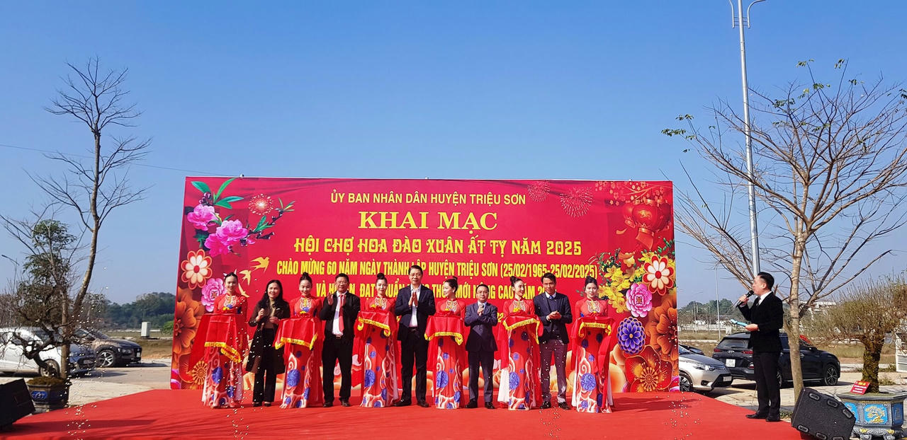 Các đại biểu tham dự lễ cắt băng khai trương Hội chợ hoa đào huyện Triệu Sơn lần thứ 2. Ảnh Nguyễn Chung.