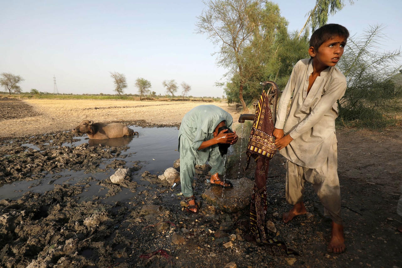 Những cậu bé đang hạ nhiệt ở Jacobabad. Ảnh: Reuters.