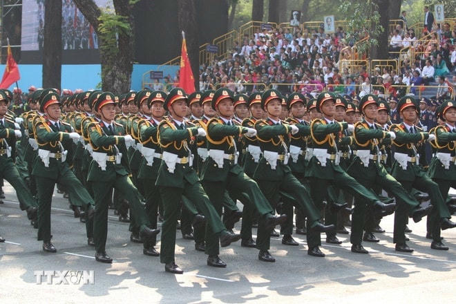 Khối Sỹ quan Lục quân diễu qua Lễ đài. (Ảnh: TTXVN) ttxvn-le-dieu-binh-dieu-hanh-2.jpg