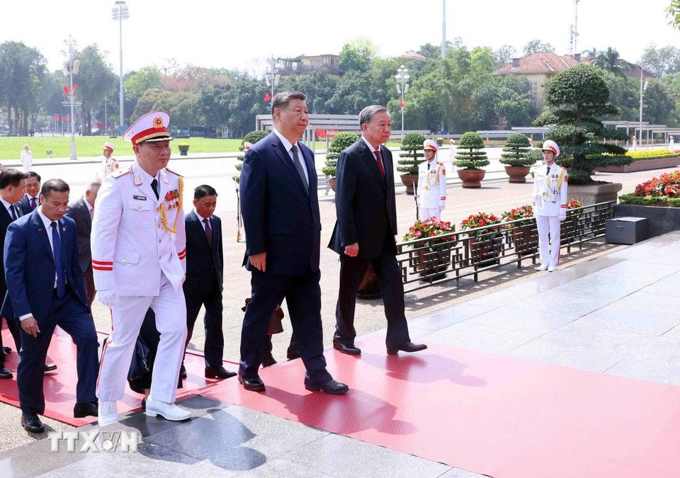 Tổng Bí thư, Chủ tịch nước Trung Quốc Tập Cận Bình vào Lăng viếng Chủ tịch Hồ Chí Minh. (Ảnh: Phạm Kiên/TTXVN)