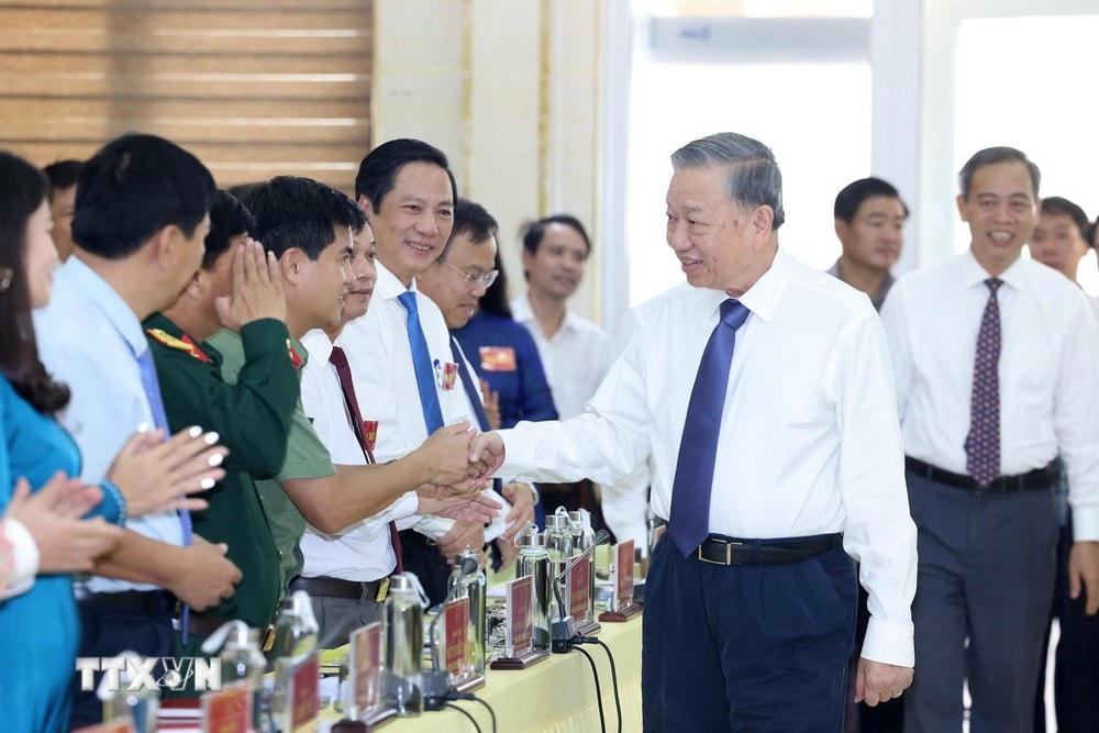 Tổng Bí thư, Chủ tịch nước Tô Lâm với các đồng chí trong Ban Thường vụ Tỉnh ủy Quảng Trị. (Ảnh: Lâm Khánh/TTXVN) TTXVN_1610 Tong Bi thu Quang Tri (5).jpg