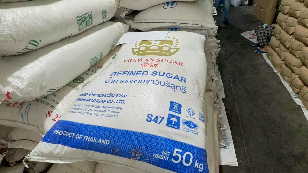 Lực lượng chức năng phát hiện hàng trăm bao đường tinh luyện không có hóa đơn.