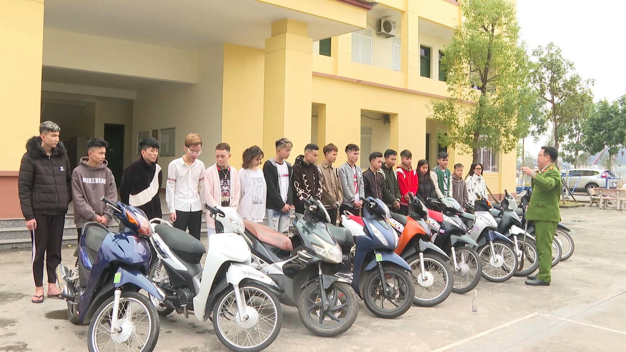 Nhóm đối tượng đều còn rất trẻ. Ảnh Mạnh Việt