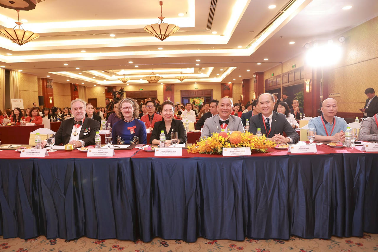 su-kien-co-su-tham-du-cua-cac-dai-bieu-quoc-te-cung-nhu-hon-400-khach-moi-la-quy-phu-huynh-va-thay-co..jpg