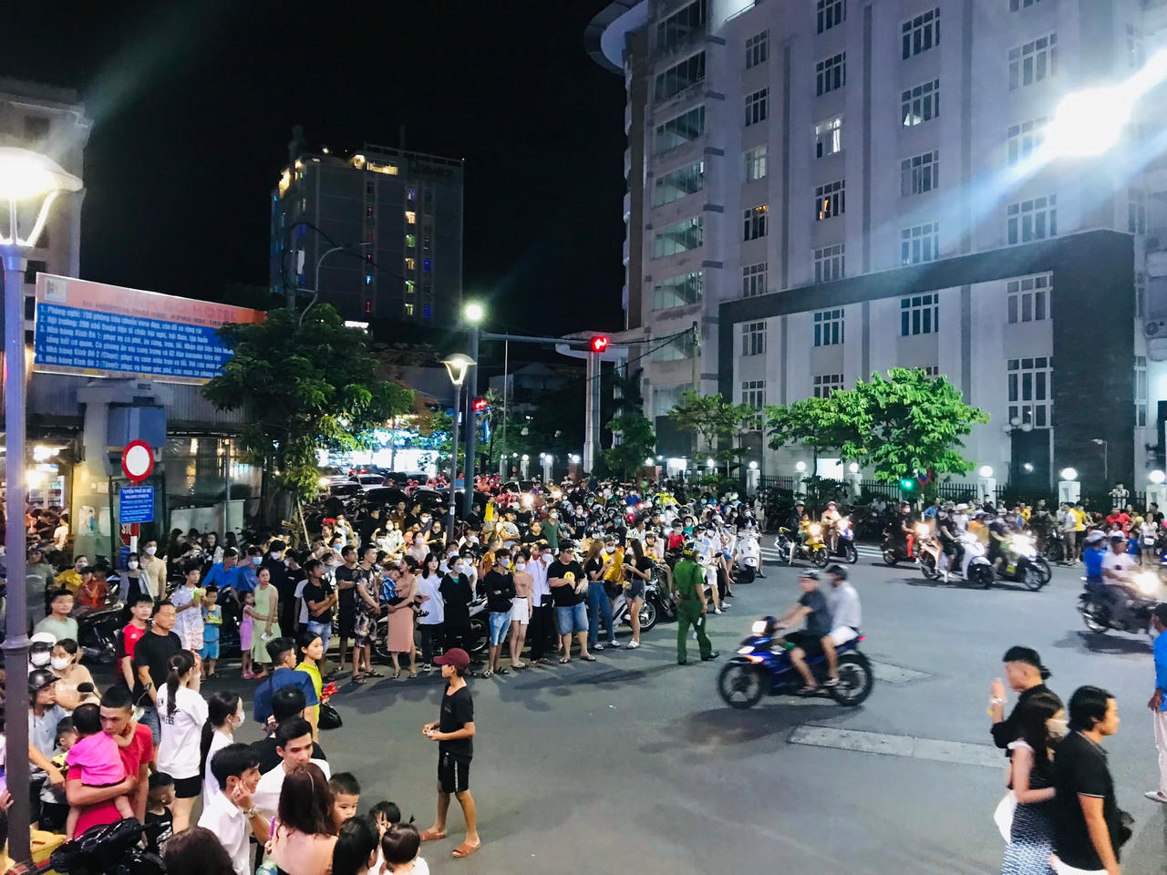Anh Hoàng - quản lý một nhà hàng tại TP Huế cho biết, cơ sở này đã liên hệ, đặt lịch trước với đoàn lân để họ đến biểu diễn trong dịp Tết Trung thu. Anh Hoàng cho biết thêm, theo quan điểm của người dân ở đây, việc mời đoàn lân đến biểu diễn sẽ mang lại may mắn cho gia chủ; đồng thời, với việc thu hút được nhiều người đến xem việc mời đoàn lân đến biểu diễn cũng là dịp để các chủ cửa hàng kinh doanh quảng bá thêm cho cơ sở của mình. 