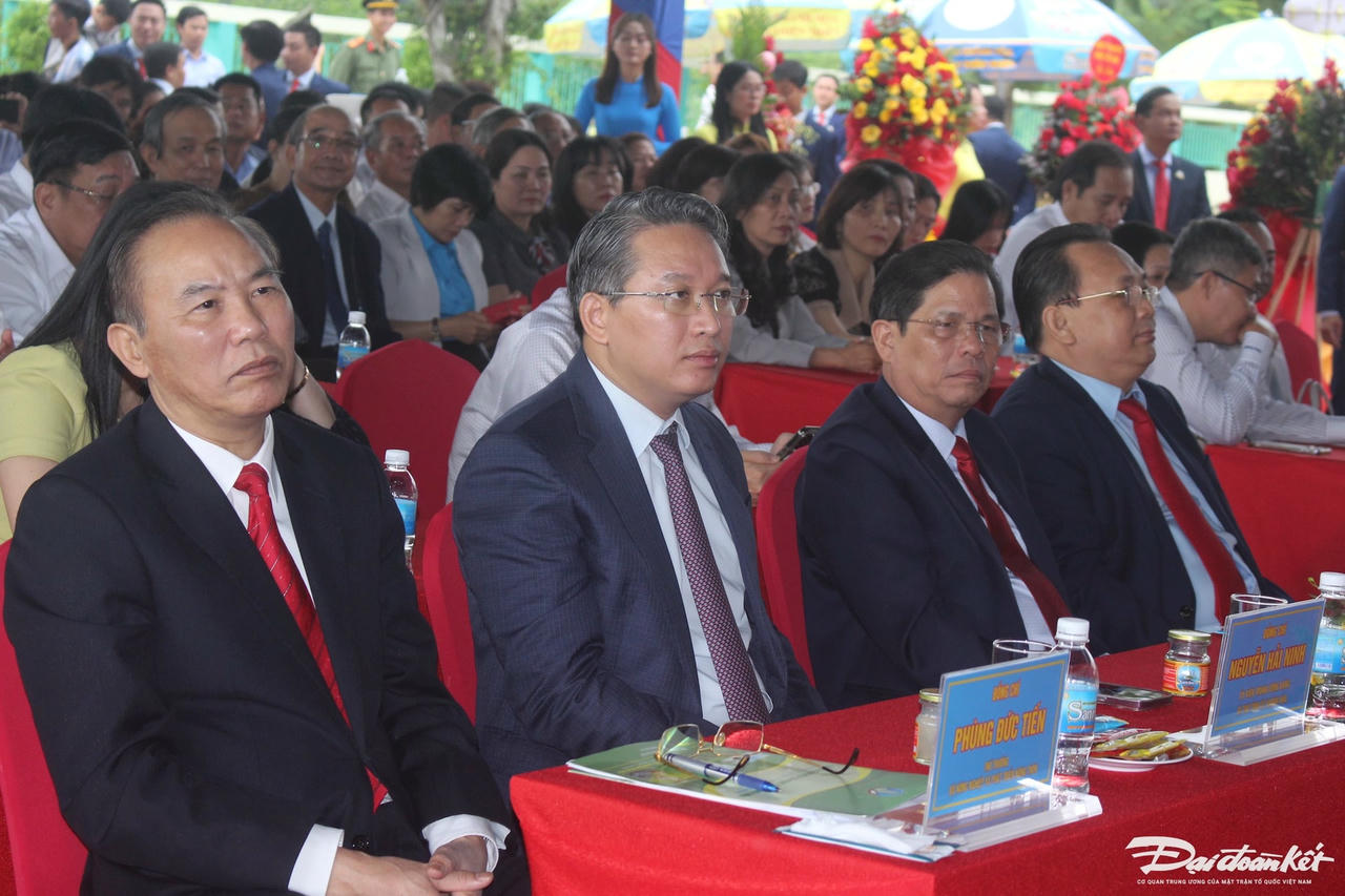 W_cac-vi-dai-bieu-tham-du-buoi-le..jpg