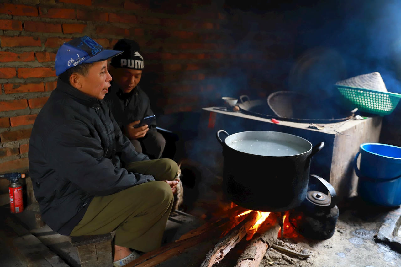 nhung-ngay-nay-bep-lua-cua-ba-con-vung-cao-binh-lieu-luon-do-lua-vua-de-dun-nau-thuc-an-vua-co-tac-dung-suoi-am.jpg