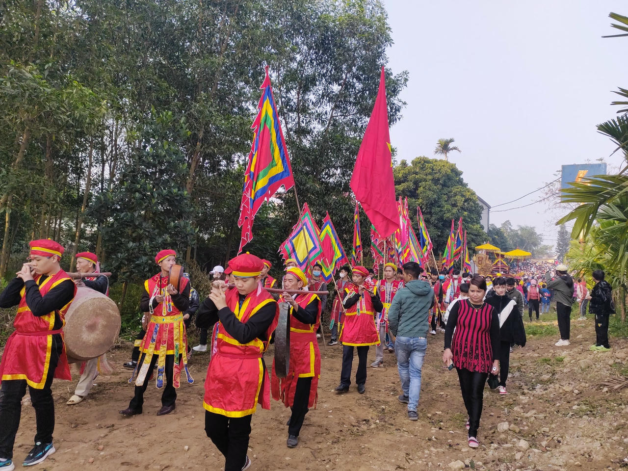 Nghi lễ Rước nước từ đền Nghè, đi đầu là cờ quạt rồi tới phường bát âm, tiếp đến là kiệu long đình trên đặt chiếc chóe . Ảnh Ngọc Hải