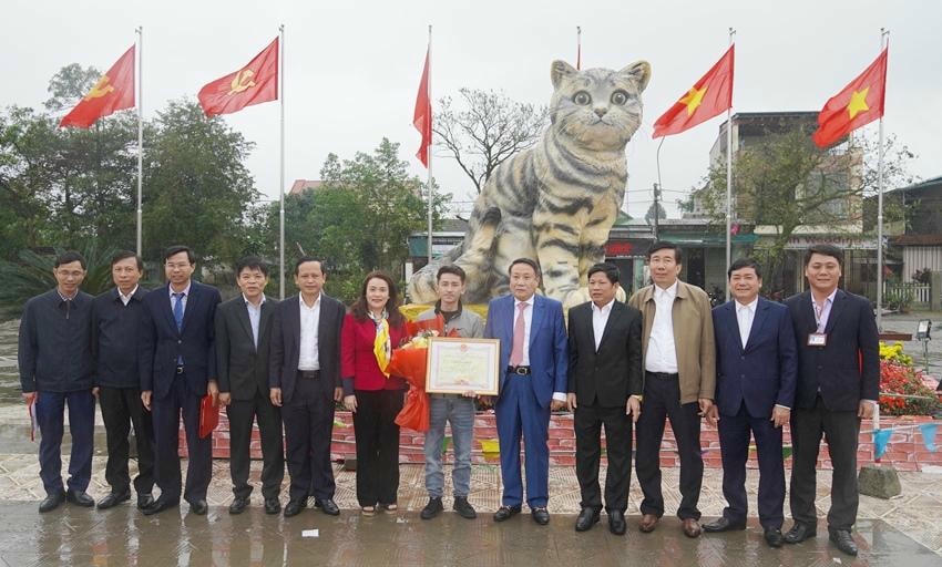 UBND tỉnh Quảng Trị tổ chức khen thưởng cho anh Đinh Văn Tâm - người chế tác tượng linh vật mèo trưng bày tại thị trấn Ái Tử, huyện Triệu Phong. Ảnh: quangtri.gov.vn.