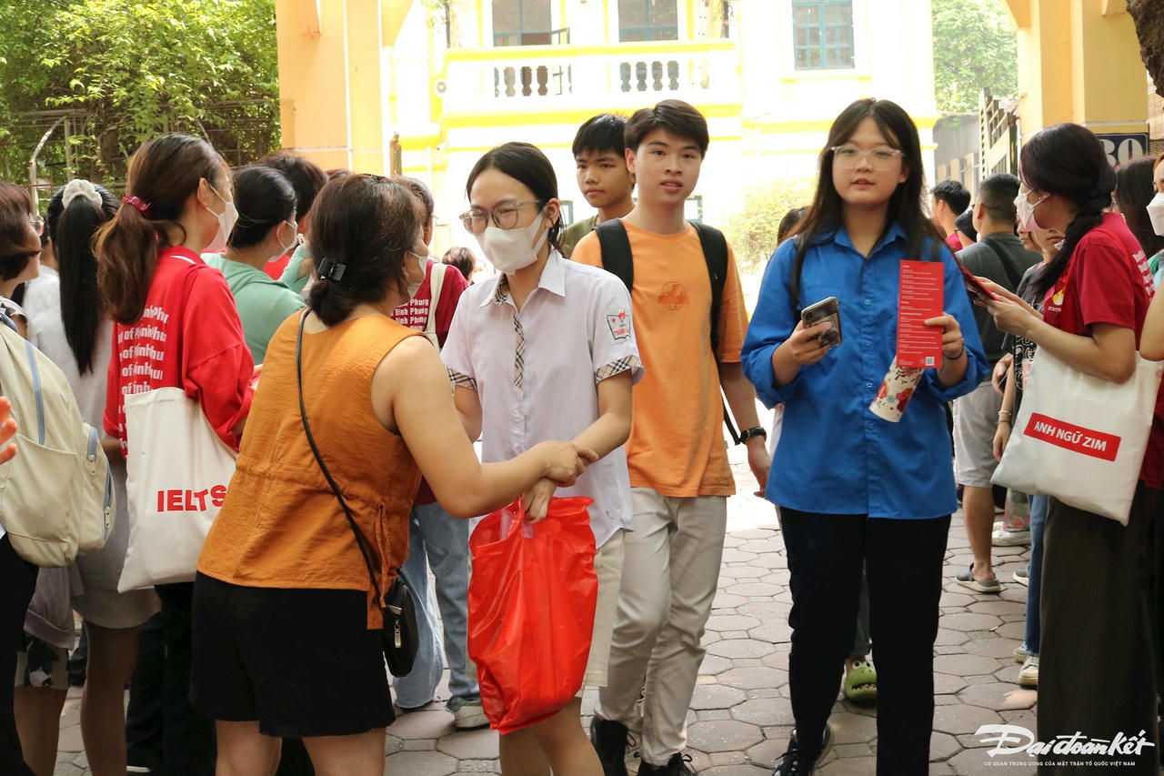 Niềm vui của thí sinh sau khi hoàn thành kỳ thi vào lớp 10 công lập tại Hà Nội năm học 2023-2024.