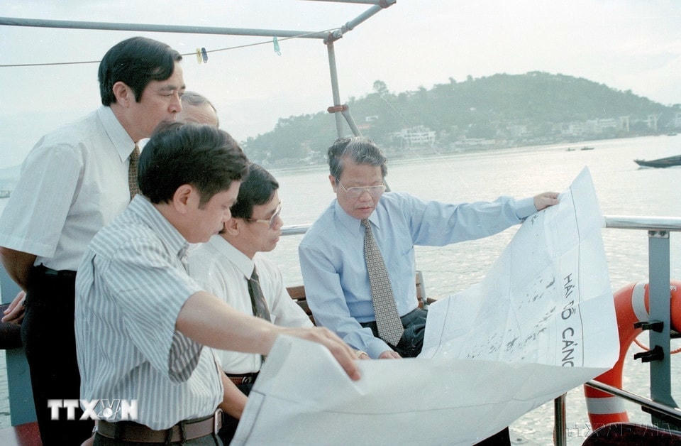 Chủ tịch nước Trần Đức Lương kiểm tra quy hoạch Vịnh Hạ Long, nhằm đảm bảo phát triển kinh tế và bảo vệ cảnh quan môi trường (15/10/1997). (Ảnh: Trọng Nghiệp/TTXVN)