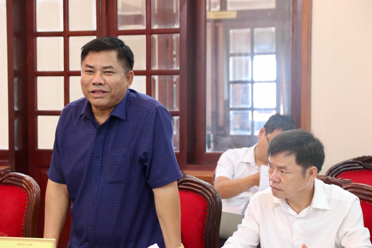 Thứ trưởng, Phó chủ nhiệm Ủy ban Dân tộc Y Thông phát biểu tại buổi làm việc.