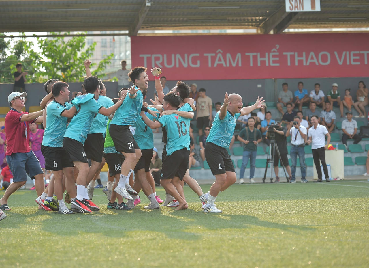 Các cầu thủ Đài Truyền hình Việt Nam VTV vỡ òa cảm xúc, ăn mừng chiến thắng sau khi đánh bại CLB Phóng viên Đời sống xã hội trên loạt sút luân lưu.