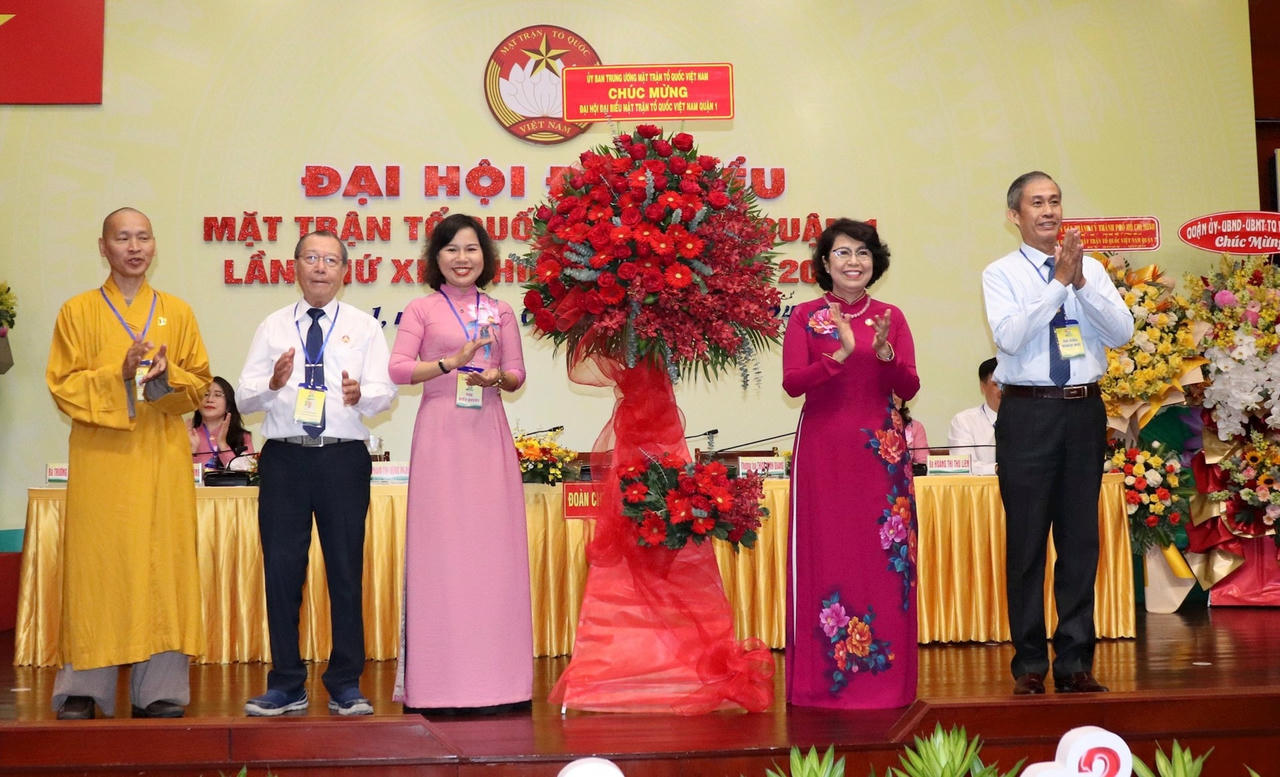 1.ba-to-thi-bich-chau-pho-chu-tich-ubtumttq-viet-nam-trao-lang-hoa-chuc-mung-dai-hoi..jpg