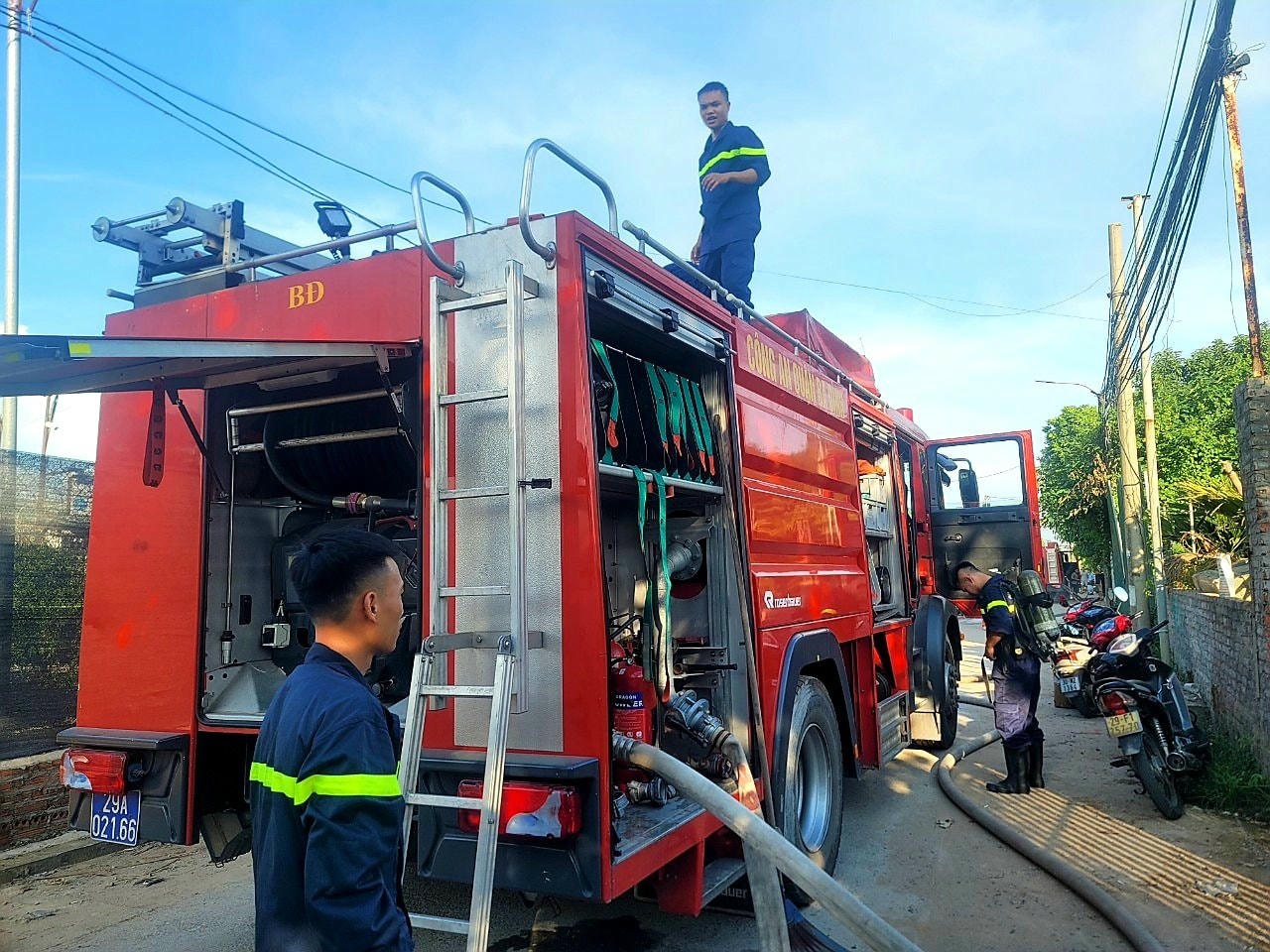 Nhận được tin báo, lực lượng chức năng đã có mặt và nỗ lực dùng các biện pháp để dập tắt đám cháy.