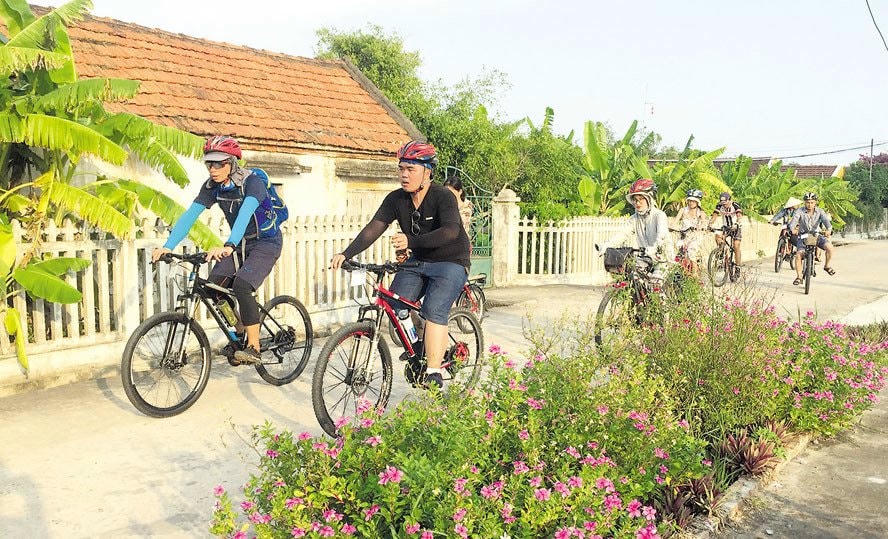 hanoimoi.com.vn-uploads-images-tuandiep-2019-08-01-_du-lich-xe-dap-copy.jpg