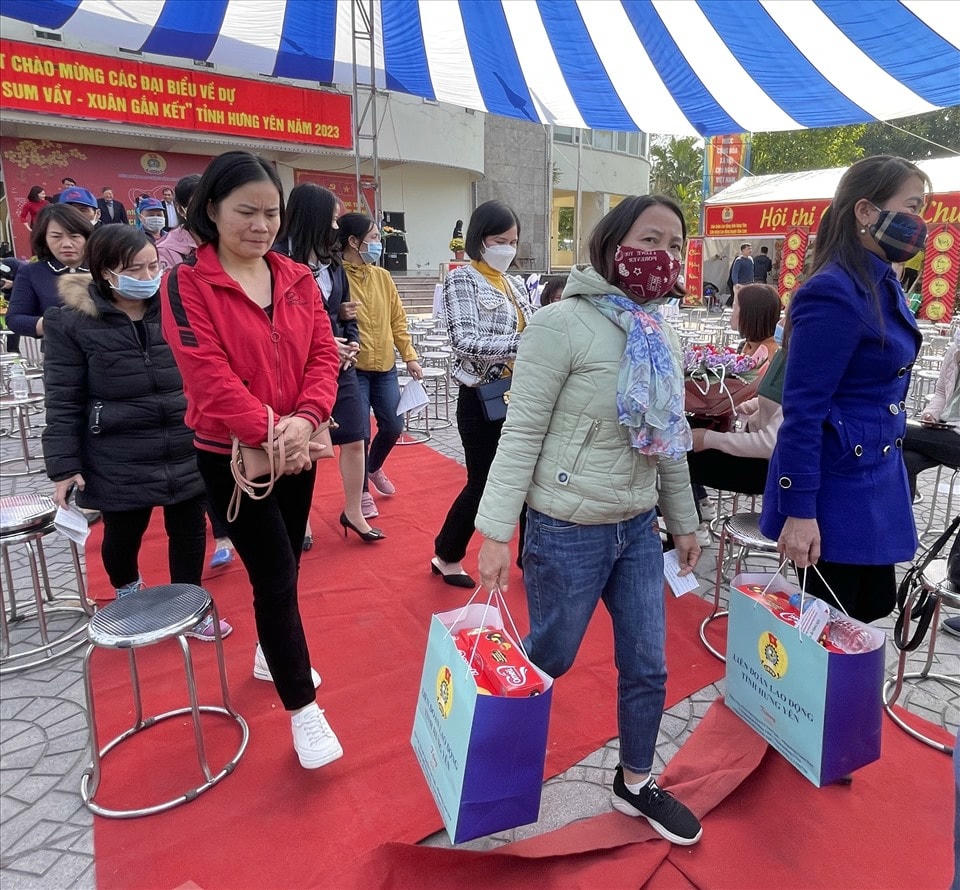 Gia đình người lao động được LĐLĐ tỉnh Bình Dương tặng vé tàu để về quê đón Tết. Ảnh: Đình Trọng