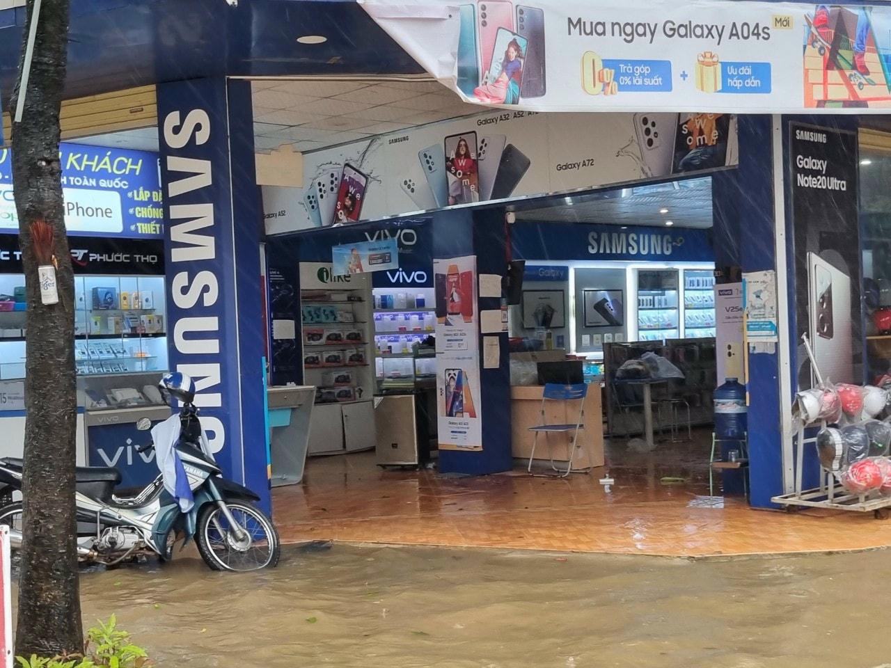 Một số cửa hàng điện máy cũng bắt đầu thu dọn đồ đạc để tránh thiệt hại nặng nề.