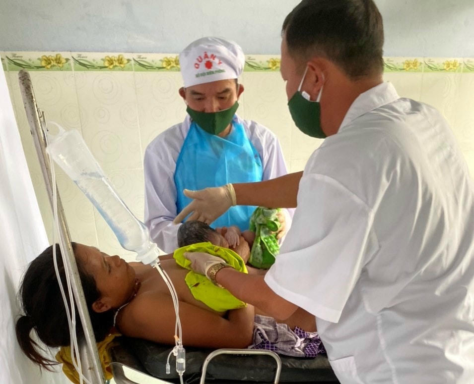 Cán bộ trực Trạm quân dân y kết hợp Pa Ling đỡ đẻ thành công cho sản phụ bị vỡ nước ối.