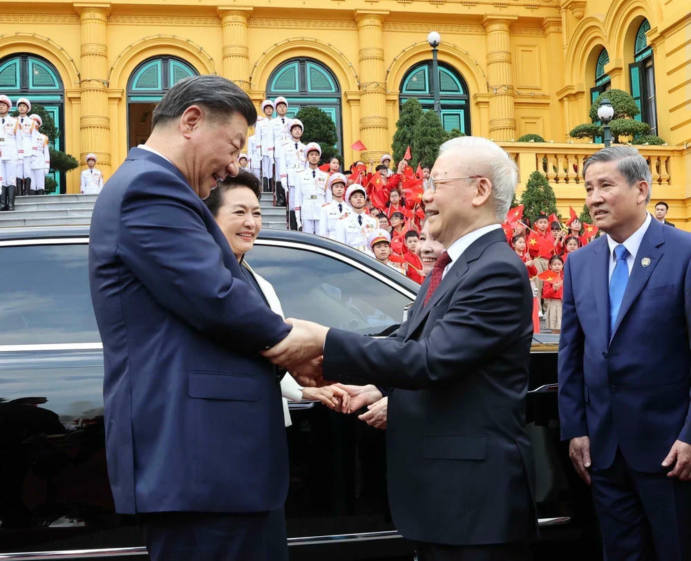 Tổng Bí thư Nguyễn Phú Trọng và Phu nhân đón Tổng Bí thư, Chủ tịch nước Trung Quốc Tập Cận Bình và Phu nhân. (Ảnh: Trí Dũng/TTXVN) ttxvn-le-don-tong-bi-thu-chu-tich-nuoc-trung-quoc-tap-can-binh-3-4888.jpg