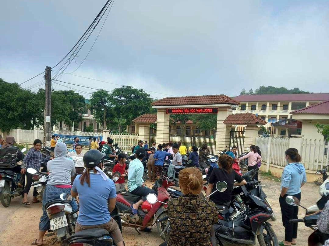 Ngày 24/7, hàng chục phụ huynh đến