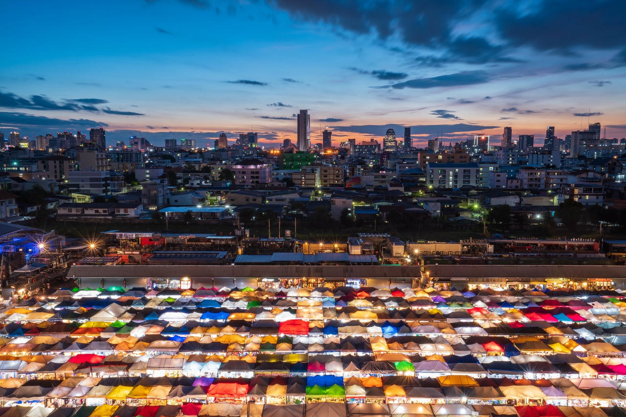 Khu chợ đêm ở thủ đô Bangkok, Thái Lan. Ảnh: Unsplash.