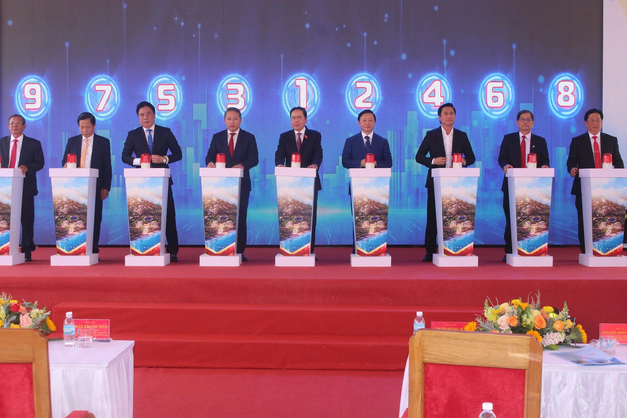 pho-chu-tich-thuong-truc-quoc-hoi-bam-nut-le-dong-tho-xay-dung-tru-so-lam-tiec-tinh-uy-hdnd-ubnd-tinh-khanh-hoa..jpg