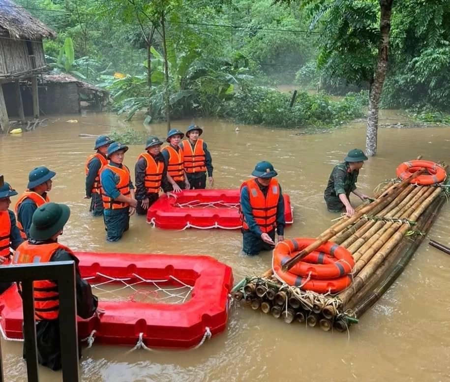 Lực lượng chức năng huyện Bá Thước đưa người dân trong vùng bị ngập đến nơi an toàn.