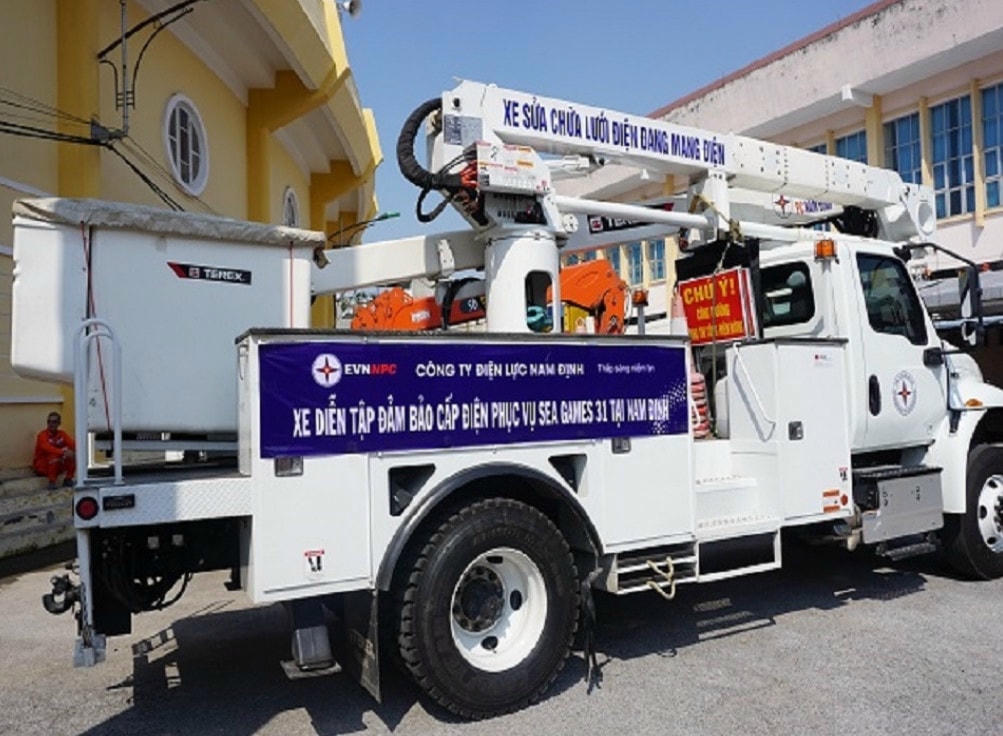 Xe diễn tập đảm bảo cấp điện phục vụ SEA Games 31 tại Nam Định.
